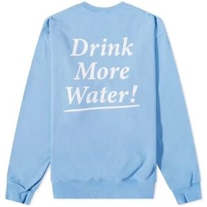 SPORTY & RICH DRINK MORE WATER IVY CREW BABY BLUE PERIWINKLE SWEATSHIRT MEDIUM